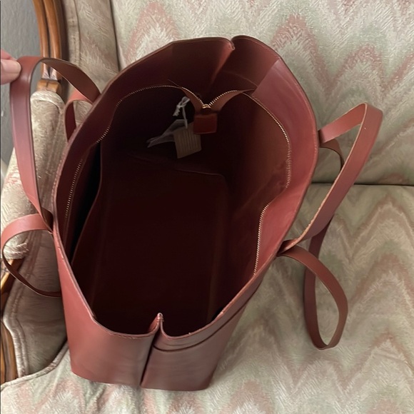 Madewell Essential Zip-top Brown Leather Tote. Color Cinnamon.  - Picture 3 of 4